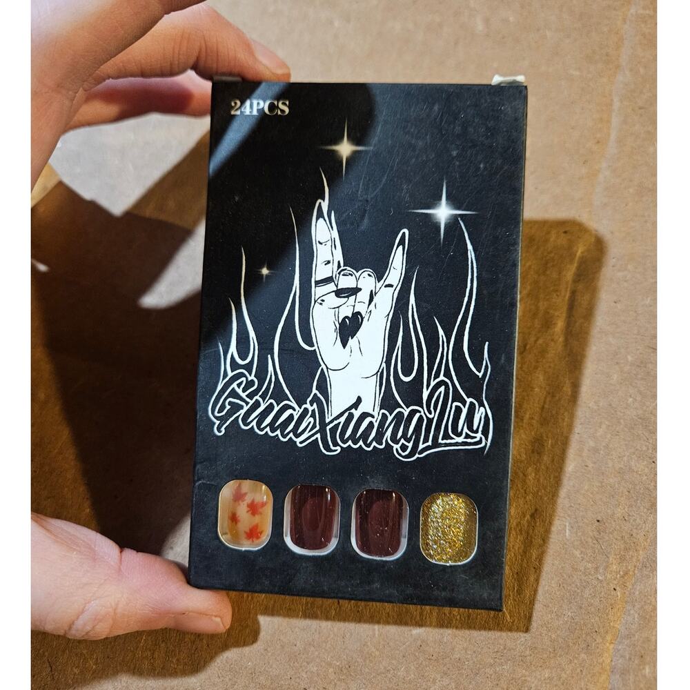 Guai Xiang Liu 24PCS 3D Press-On Nails ~ Maple Leaf, Gold Glitter & Burgundy Red - Picture 2 of 3